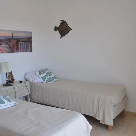 Arc En Ciel, Vue Et Piscine Dans Résidence