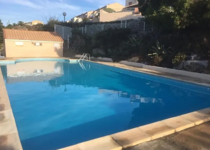 Arc En Ciel, Vue Et Piscine Dans *
